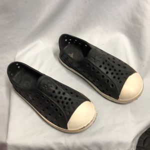 Unisex all star black and white boys 9/ 10 like crocs